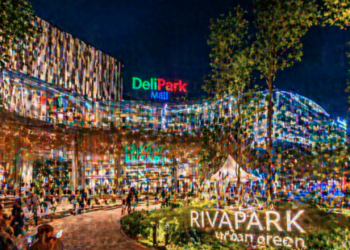 Pemandangan area luar DeliPark Mall Medan yang menawarkan konsep ruang terbuka hijau di tengah kemegahan gedung.