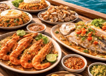 Aktivitas Wisata Kuliner Belawan yang menawarkan pengalaman makan seafood segar langsung di atas kapal nelayan tradisional.