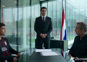 Ilustrasi peran agen dalam negosiasi kontrak pemain sepak bola profesional.