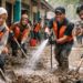 Kelompok relawan muda dari berbagai komunitas di Sulawesi Tengah sedang bergotong royong membersihkan sisa lumpur banjir di fasilitas umum.