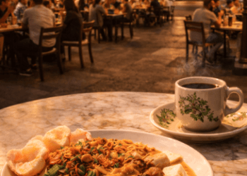 Pemandangan malam yang indah di Pesona Kuliner Sejarah Kesawan yang memadukan kelezatan makanan dan keanggunan arsitektur kolonial.