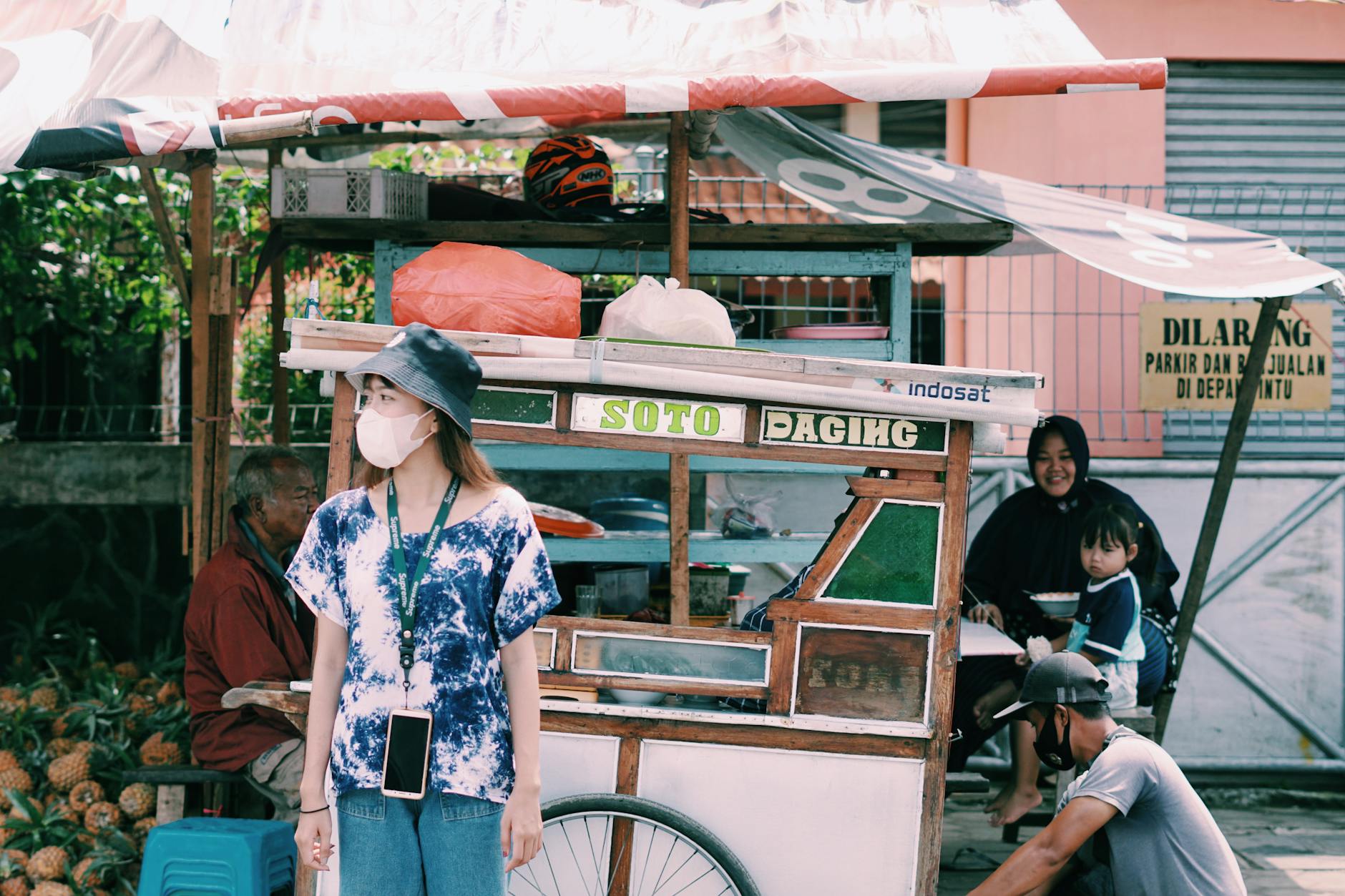Potongan daging kurban segar sedang dimasak dengan bumbu khas, mengeluarkan aroma menggugah selera