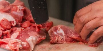 Ilustrasi cara mengolah daging kurban menjadi hidangan lezat dengan bumbu tradisional