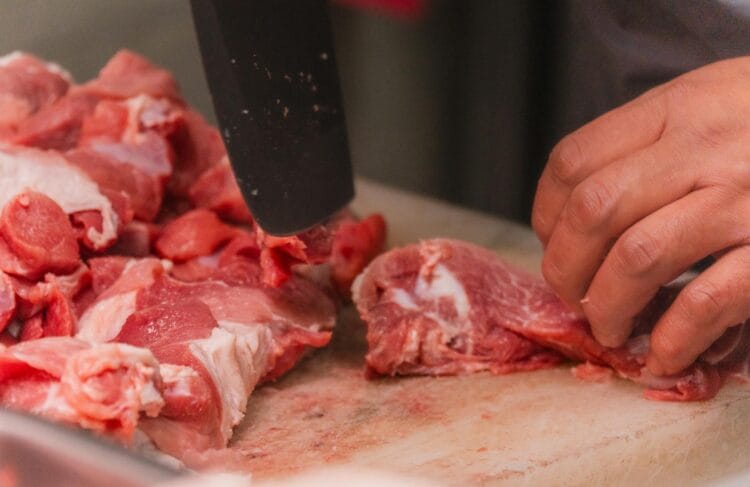 Ilustrasi cara mengolah daging kurban menjadi hidangan lezat dengan bumbu tradisional