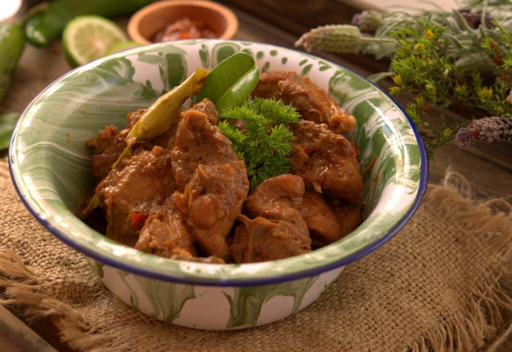 Cara memasak daging kurban menjadi rendang gurih dengan bumbu tradisional