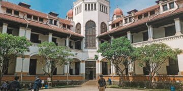 Mahasiswa berbaur di kampus swasta terbaik di Medan, menampilkan fasilitas modern dan suasana belajar yang inspiratif