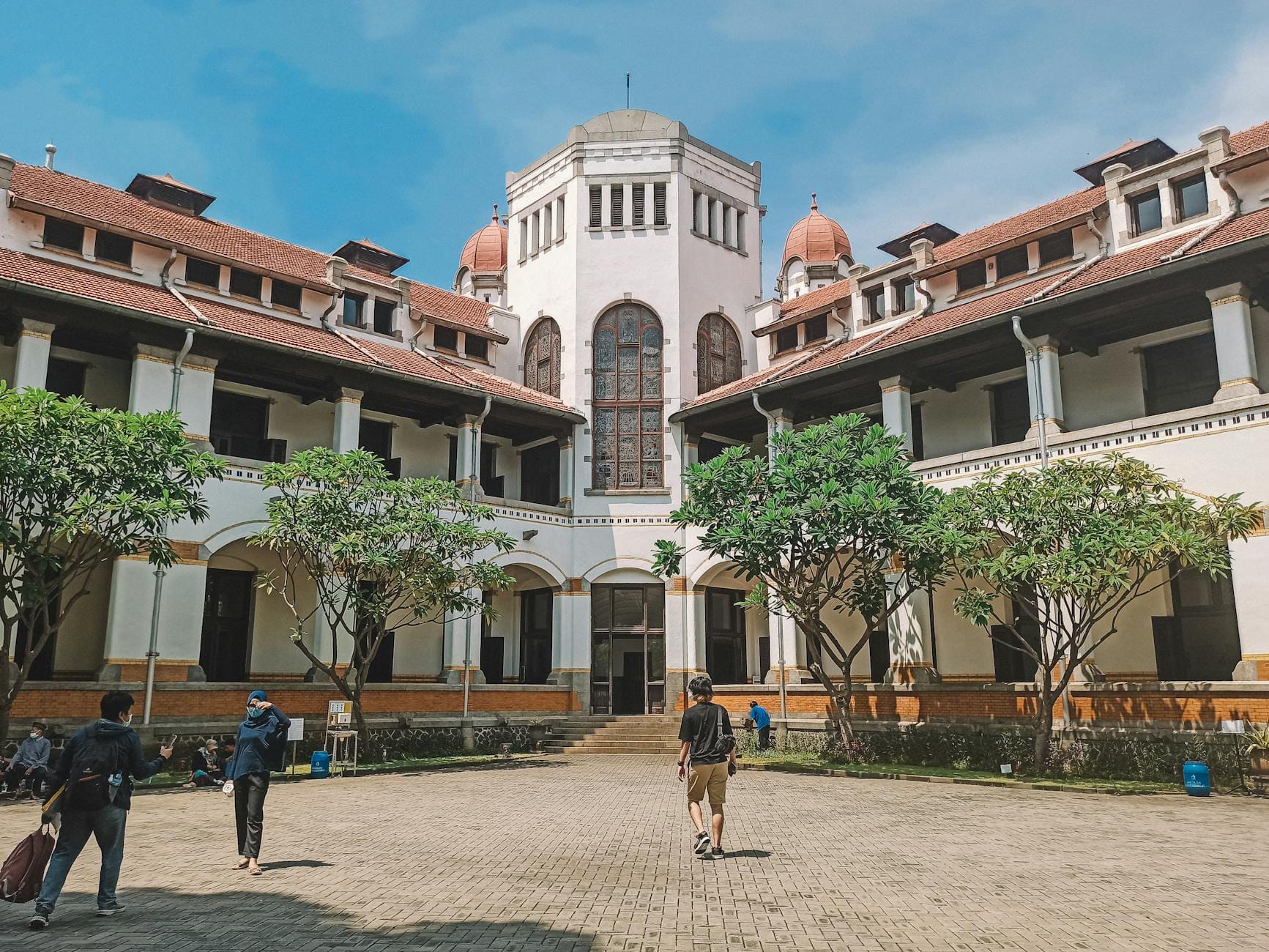 Foto kampus modern Universitas Terbaik Medan dengan gedung berarsitektur kontemporer dan area hijau yang asri.
