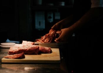 Supaya daging cepat empuk, tambahkan bahan alami seperti nanas atau baking soda.