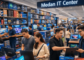 Kesibukan transaksi di Pusat Grosir Komputer Medan yang menawarkan berbagai perangkat teknologi dengan harga paling kompetitif bagi warga.