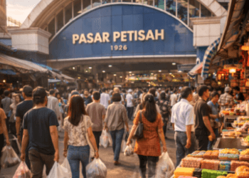 Deretan kue basah dan makanan lezat di Pusat Jajanan Tradisional Medan yang terletak di kawasan Pasar Petisah yang ikonik.