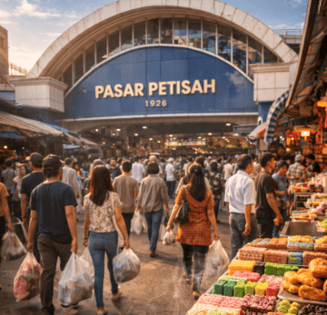 Deretan kue basah dan makanan lezat di Pusat Jajanan Tradisional Medan yang terletak di kawasan Pasar Petisah yang ikonik.