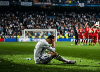 Kekecewaan mendalam pemain Real Madrid vs Bayern Munchen setelah laga berakhir dengan kekalahan di kandang sendiri.