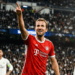 Harry Kane merayakan gol kemenangan Bayern Munchen di tengah kekecewaan para pemain Real Madrid di Santiago Bernabeu.