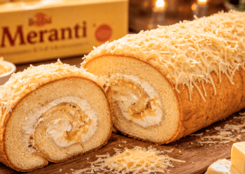 Kelezatan irisan Bolu Meranti Medan varian keju dengan tekstur bolu yang sangat lembut dan empuk.