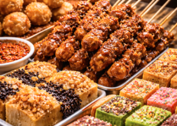 Berbagai pilihan Jajanan Kaki Lima Tembung Medan yang tersusun rapi di atas gerobak pedagang.