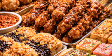 Berbagai pilihan Jajanan Kaki Lima Tembung Medan yang tersusun rapi di atas gerobak pedagang.