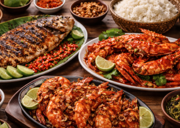 Sajian hidangan laut segar yang merupakan bagian dari Kuliner Khas Martubung Medan.