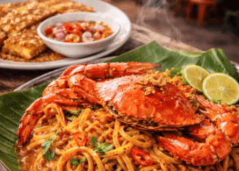 Sajian Kuliner Malam Mie Aceh dengan topping kepiting segar yang menjadi favorit para pelancong di Medan.