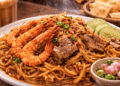 Sajian Mie Aceh Medan Enak dengan bumbu kari yang kental dan udang besar yang menggugah selera.