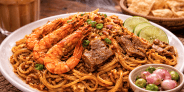 Sajian Mie Aceh Medan Enak dengan bumbu kari yang kental dan udang besar yang menggugah selera.