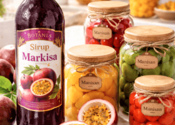 Kesegaran Oleh-oleh Segar Medan berupa sirup markisa asli dan manisan buah pilihan yang menggugah selera.