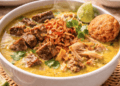 Sajian Soto Medan Legendaris dengan kuah santan kuning yang kaya rempah dan menggugah selera.