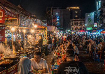 Suasana pedagang Kuliner Malam di Medan yang ramai pengunjung saat malam pergantian tahun.