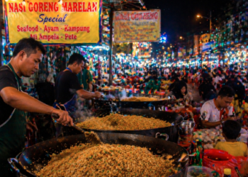 Suasana malam yang ramai oleh pengunjung yang mencari Kuliner Enak di Marelan.