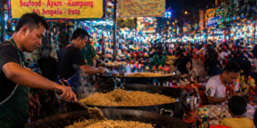 Suasana malam yang ramai oleh pengunjung yang mencari Kuliner Enak di Marelan.