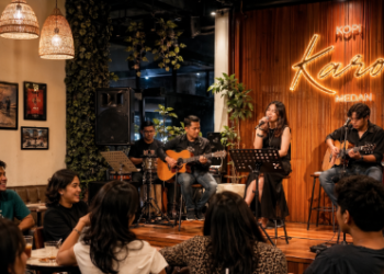 Penampilan band lokal di sebuah Kafe dengan Live Music di Medan yang menghidupkan suasana malam Anda.