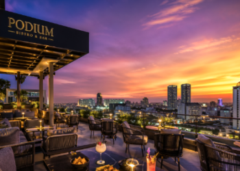 Pemandangan spektakuler dari sebuah Kafe dengan View Bagus di Medan saat matahari terbenam menyinari gedung-gedung kota.