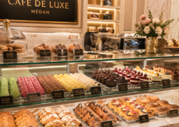 Pilihan kue-kue cantik dan lezat di sebuah Kafe Dessert Hits di Medan yang siap memanjakan lidah Anda setiap hari.