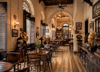 Interior salah satu Kafe Vintage di Medan Terbaru yang memadukan keindahan arsitektur masa lalu dengan kenyamanan modern.