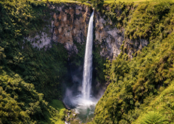 Pemandangan megah Air Terjun Sipiso-piso yang merupakan salah satu lokasi wisata dekat Berastagi.