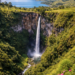 Pemandangan megah Air Terjun Sipiso-piso yang merupakan salah satu lokasi wisata dekat Berastagi.