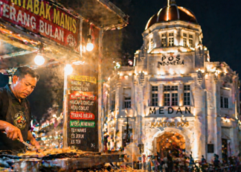 Kehangatan suasana malam saat pengunjung menikmati berbagai sajian Kuliner Sekitar Pos Medan yang sangat populer.