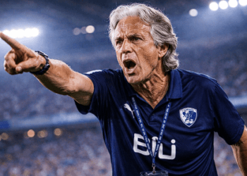 Pelatih Jorge Jesus memberikan instruksi taktis kepada pemain Al Hilal.