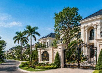 Gerbang masuk salah satu Perumahan Elit Polonia Medan yang menawarkan keamanan tingkat tinggi.