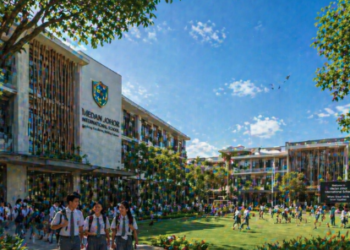 Fasilitas gedung sekolah modern yang menjadi bagian dari ekosistem Pusat Pendidikan di Medan Johor.