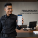 Foto penjaga tahanan muda tersenyum mengecek rincian penghasilan abdi negara melalui ponsel pintar di ruang kerja administrasi,