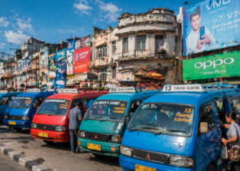 Deretan angkutan kota yang melayani penumpang di Terminal Pajak Sambu Medan.