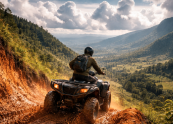 Pemandangan spektakuler sepanjang rute ATV Puncak 2000 Siosar yang sangat menantang.