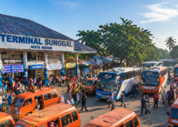 Aktivitas armada angkutan publik yang mendukung sistem Transportasi di Sunggal Medan.