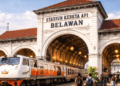 Arsitektur megah Stasiun Kereta Api Belawan yang menjadi saksi bisu perkembangan transportasi di Sumatera Utara.