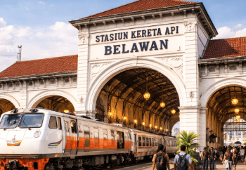 Arsitektur megah Stasiun Kereta Api Belawan yang menjadi saksi bisu perkembangan transportasi di Sumatera Utara.