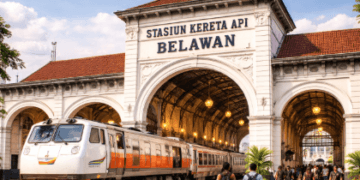 Arsitektur megah Stasiun Kereta Api Belawan yang menjadi saksi bisu perkembangan transportasi di Sumatera Utara.