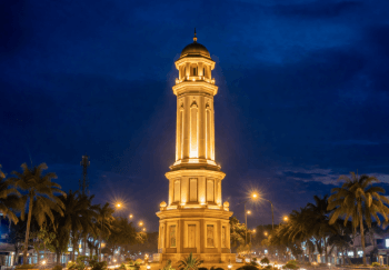 Kemegahan Tugu Binjai pada malam hari dengan lampu sorot yang menonjolkan nilai sejarah monumen tersebut.