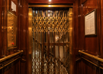 Detail estetika dan mekanisme dari Lift Kayu Gedung Lonsum yang menjadi pionir teknologi vertikal di Sumatera Utara.