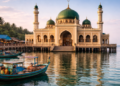 Keindahan arsitektur masjid terapung yang menjadi pusat kegiatan wisata religi kampung nelayan.