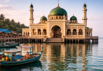 Keindahan arsitektur masjid terapung yang menjadi pusat kegiatan wisata religi kampung nelayan.